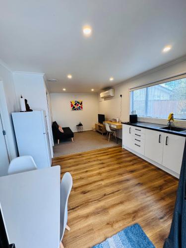 Modern 1 bedroom guest house — 4-Star Luxury Hotel in Upper Hutt, New Zealand