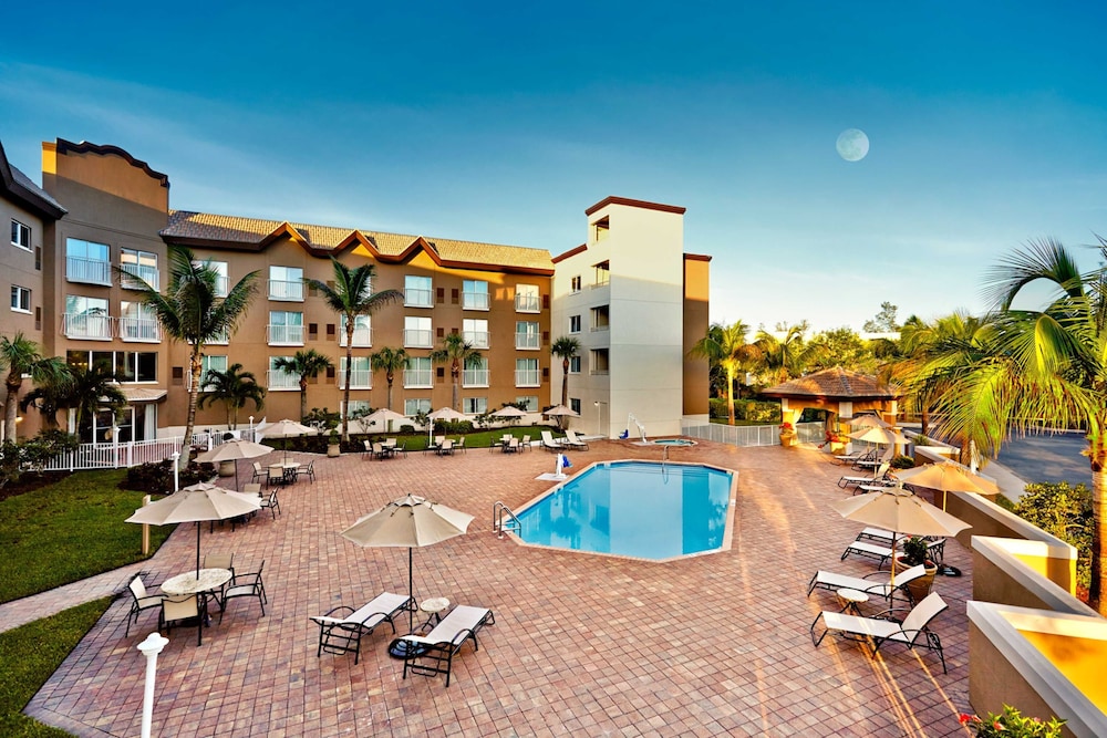 Holiday Inn Express Hotel Naples Downtown 5th Avenue - photo 41