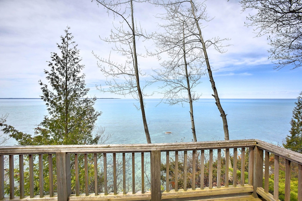 Gorgeous Charlevoix Home on Lake Michigan — 4-Star Luxury Hotel in Ellsworth, United States