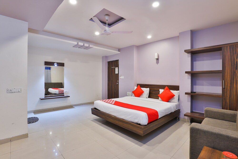 OYO 22419 Hotel Summit — hotel in Surat