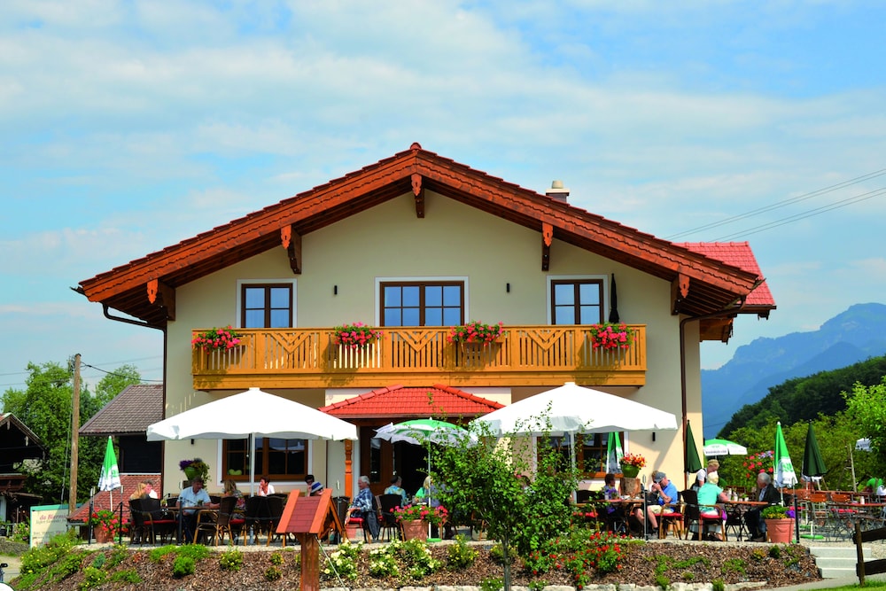 Cafe Wastelbauerhof Urlaub auf dem Bauernhof — hotel in Bernau Am Chiemsee