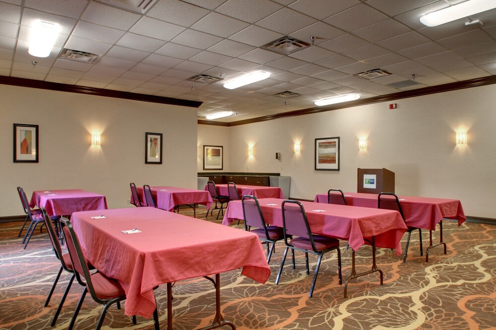 Holiday Inn Express Fort Campbell Oak Grove by IHG - photo 24