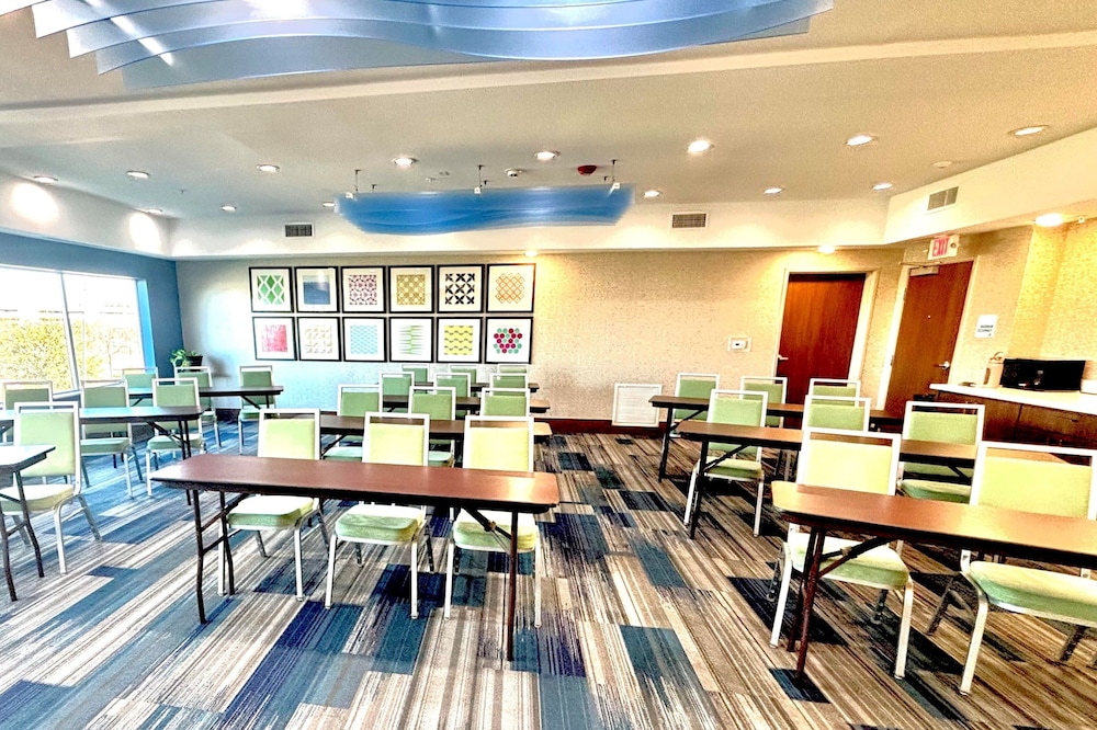 Holiday Inn Express and Suites Houston Westchase Westheimer by IHG - photo 87