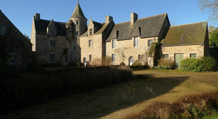 Manoir De Kergu r on — hotel in Ploubezre