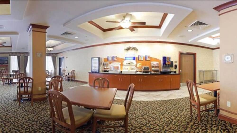 Holiday Inn Express Hotel & Suites Rockford Loves Park by IHG - photo 35
