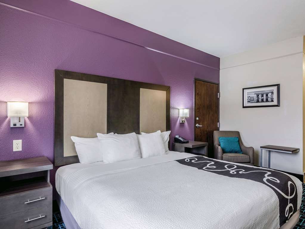 La Quinta Inn & Suites by Wyndham Kansas City Airport - photo 14