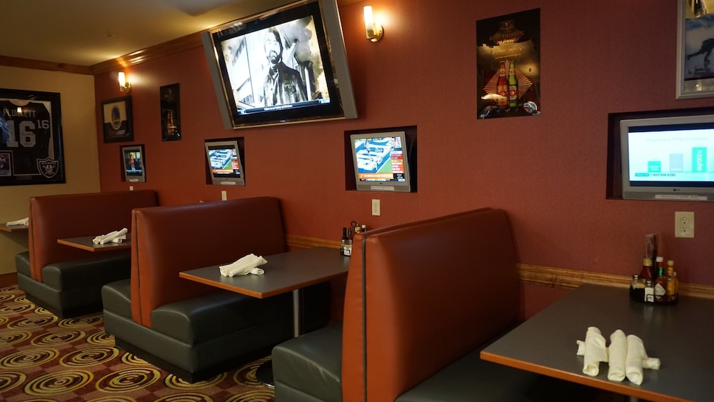 Holiday Inn & Suites Oakland Airport by IHG - photo 51
