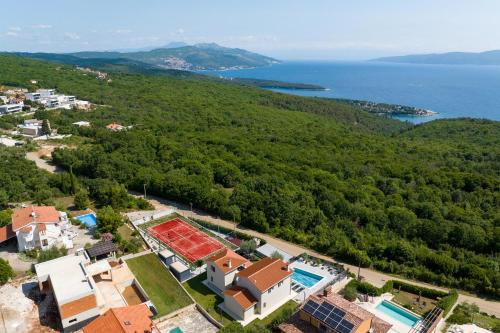 Mediterranean Villa Anatai with sauna & tennis court — 4-Star Luxury Hotel in Drenje, Croatia