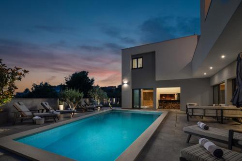Luxury Villa IN with Heated Pool — 4-Star Luxury Hotel in Solin, Croatia