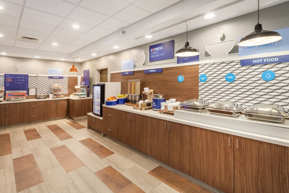 Holiday Inn Express Hotel & Suites Providence Woonsocket by IHG - photo 18