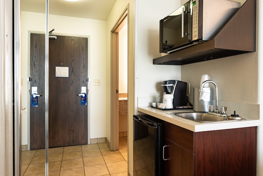 Holiday Inn Express & Suites Evanston By IHG - photo 17