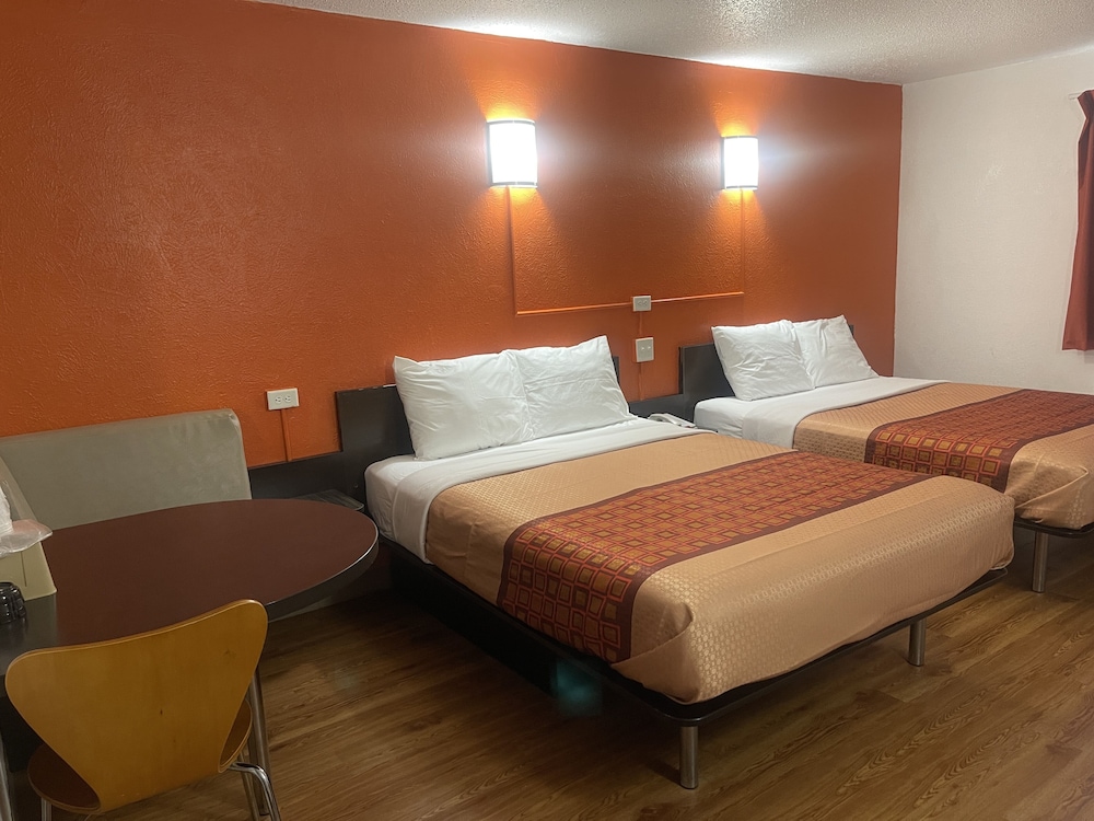 Regal 8 Inn & Suites - photo 5