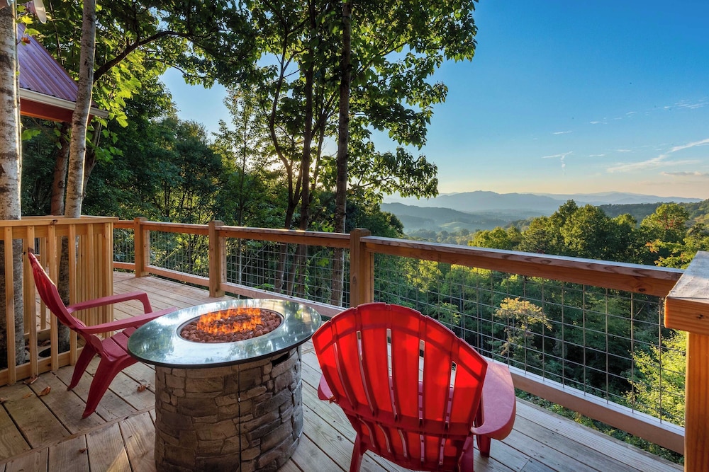 Waynesville Romantic Hideaway w Private Hot Tub in Waynesville, United States