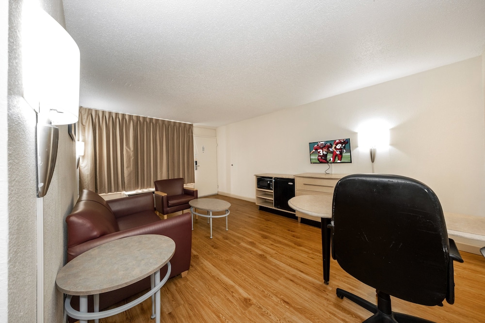 Quality Inn & Suites - photo 14