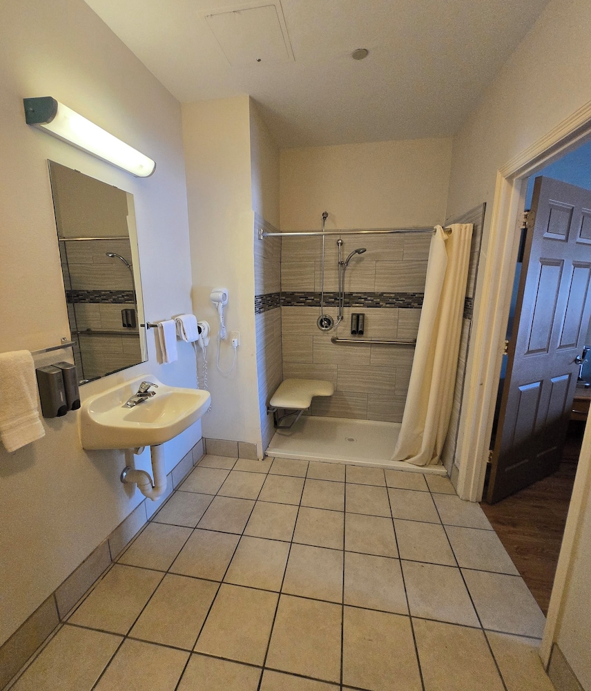 Whitesboro Inn & Suites - photo 11