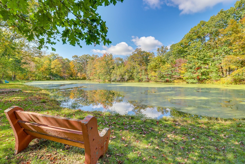 Pocono Getaway A frame Cabin w Hot Tub Sauna — 4-Star Luxury Hotel in East Stroudsburg, United States
