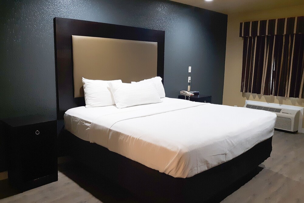 Woodridge Inn and Suites - photo 2