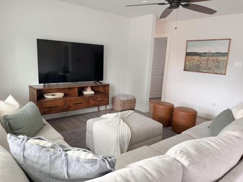 Remodeled 4BR 2BA Steps from Georgetown Square — Georgetown — photo 3