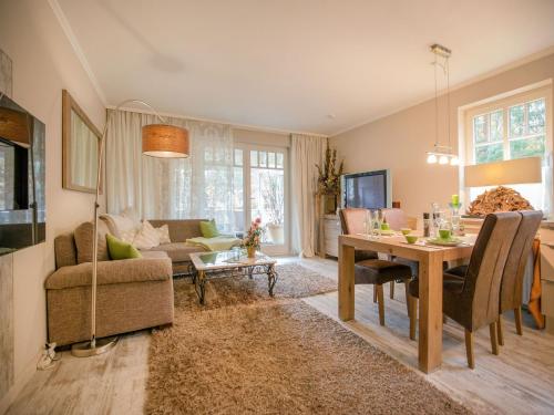 Dünenpark Binz Komfortplus Ferienwohnung mit 1 Schlafzimmer und Balkon im Obergeschoss 155 — 4-Star Luxury Hotel in Ostseebad Binz, Germany