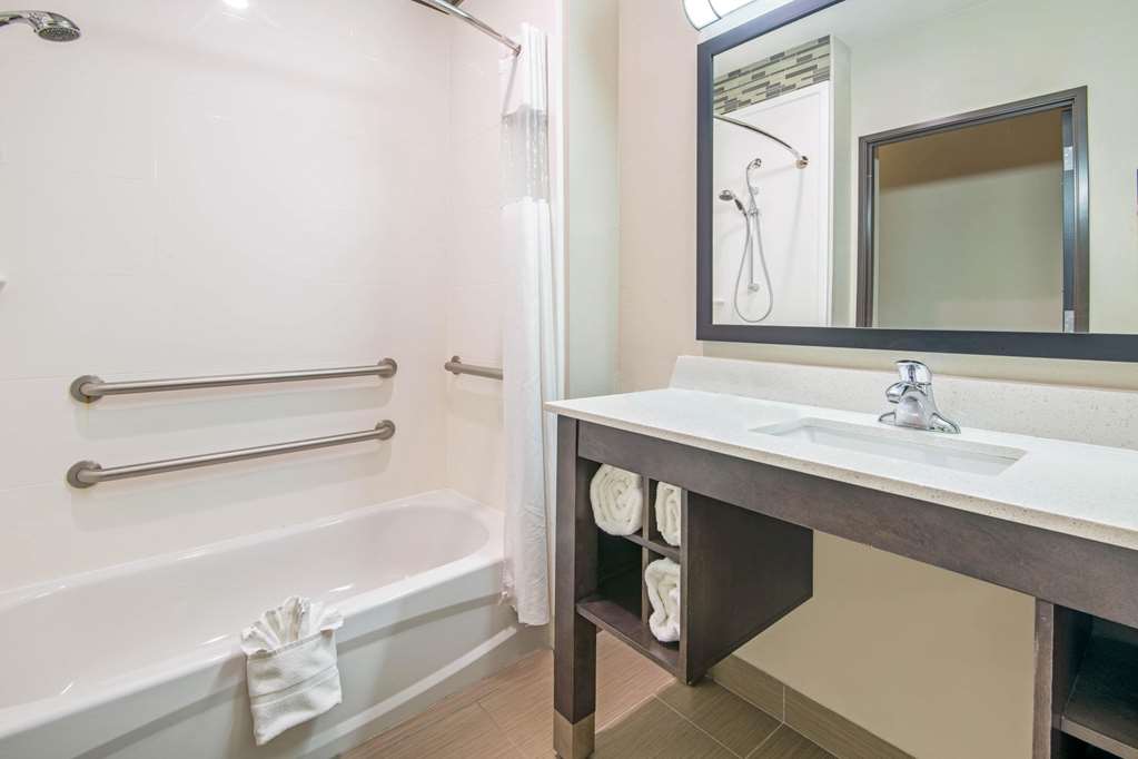 La Quinta Inn & Suites by Wyndham Weatherford OK - photo 9