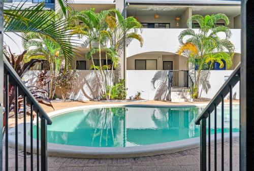 Poolside on Martyn Relax by the Resort Pool — Cairns — photo 2