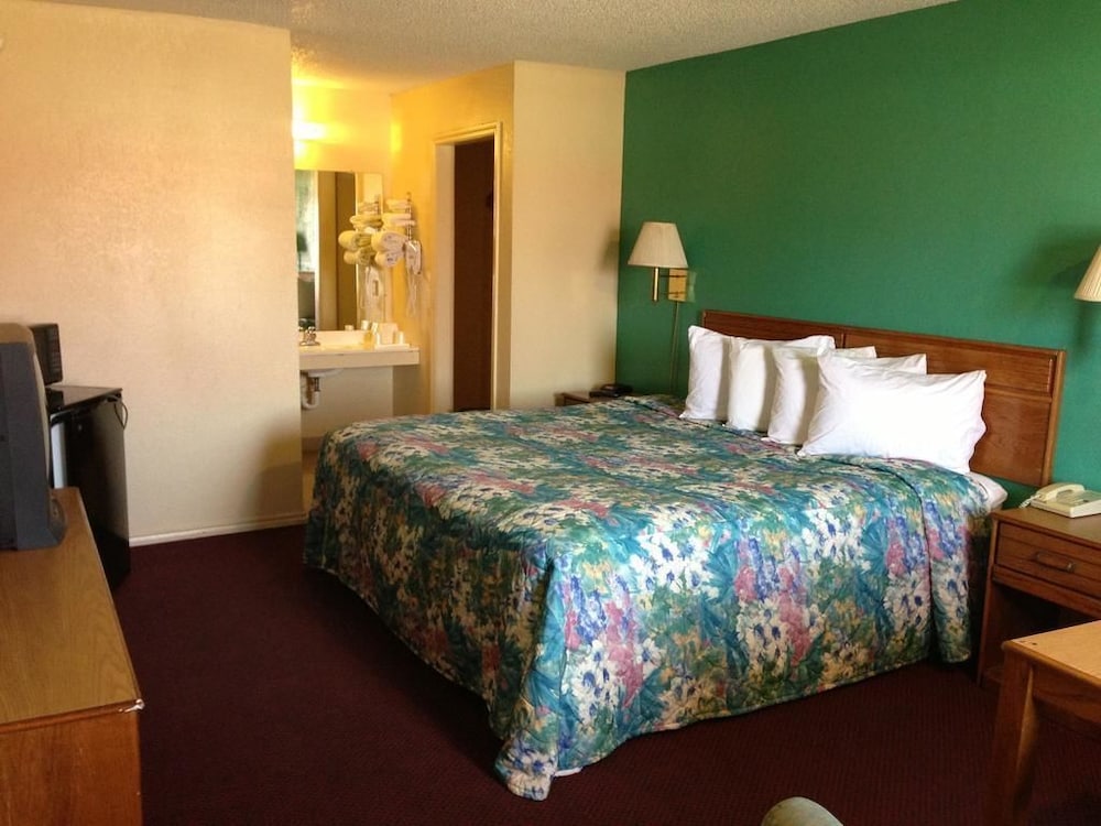 Super 7 Inn Siloam Springs - photo 4
