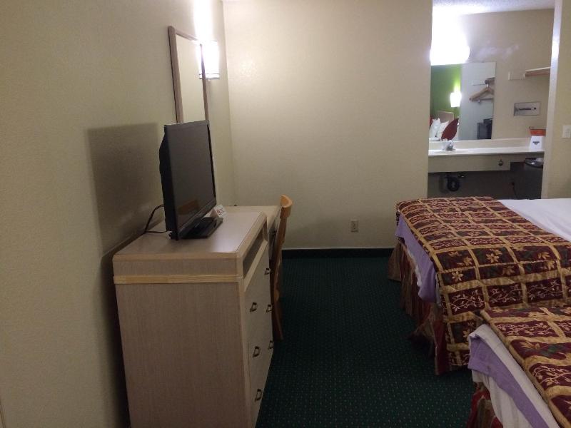 California Inn & Suites Adelanto US 395 - photo 20