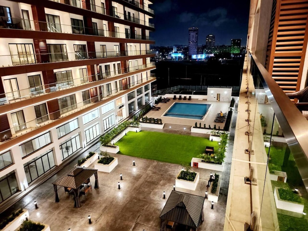 Elegant & Luxury Gem 5 Star Location Pools Gym — 4-Star Luxury Hotel in Accra, Ghana