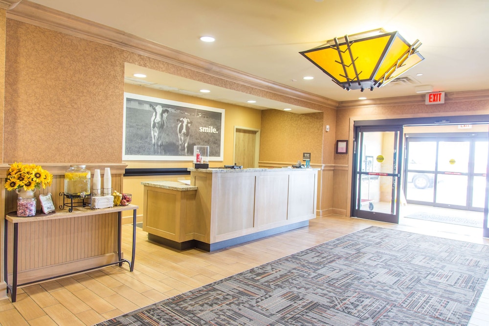 Hampton Inn & Suites Dodge City - photo 4