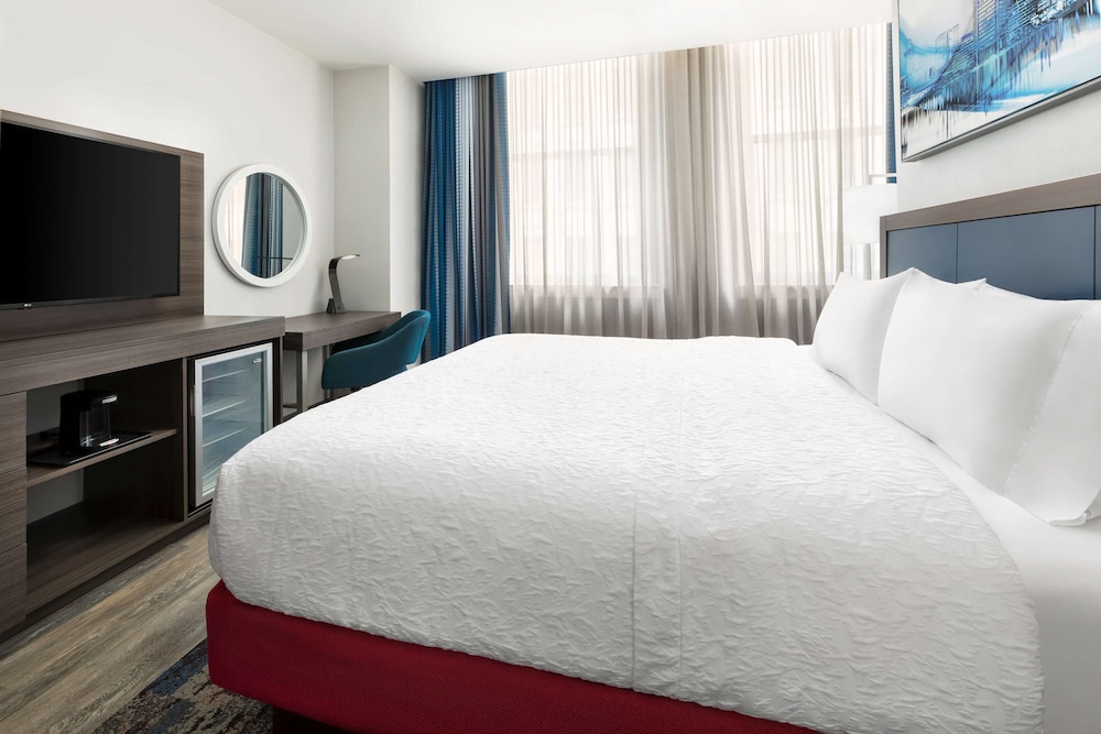 Hampton Inn & Suites Baltimore Inner Harbor - photo 21