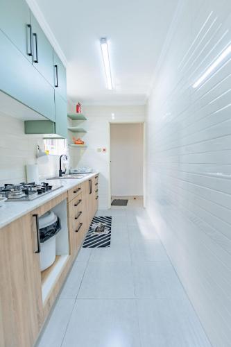 2BR Airport Boutique Apt Ideal for Transit Layovers Delayed Flights 10 Min From Airport