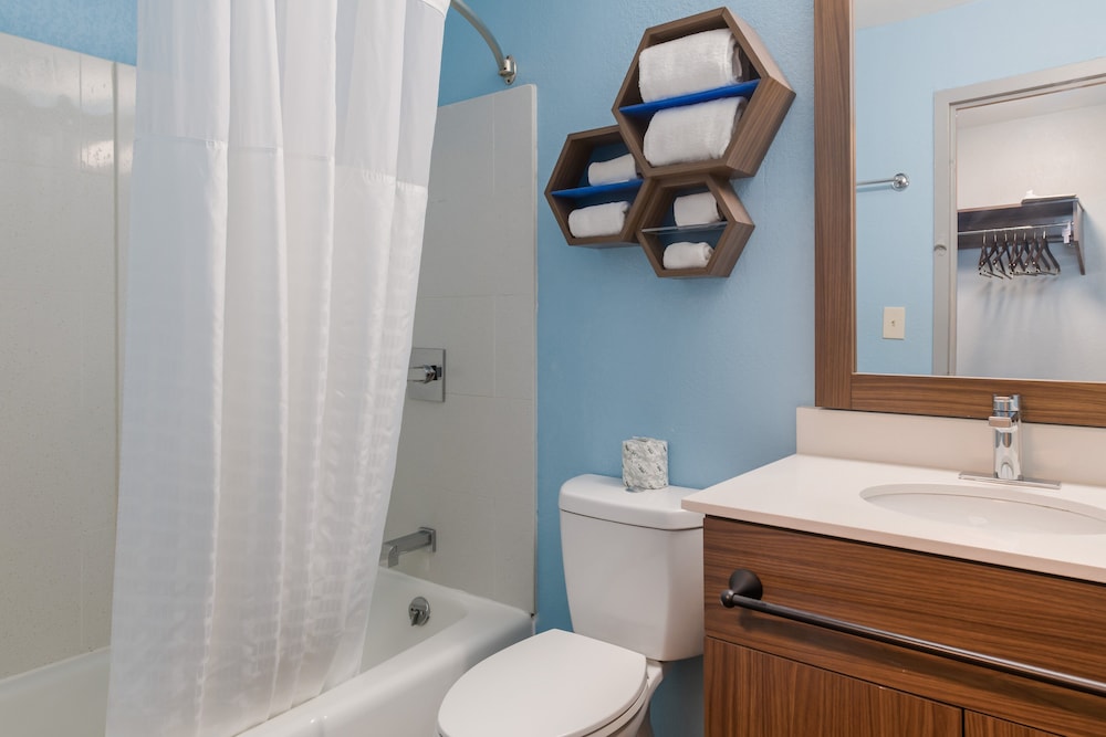 HomeTowne Studios By Red Roof Newport News Hampton West - photo 20