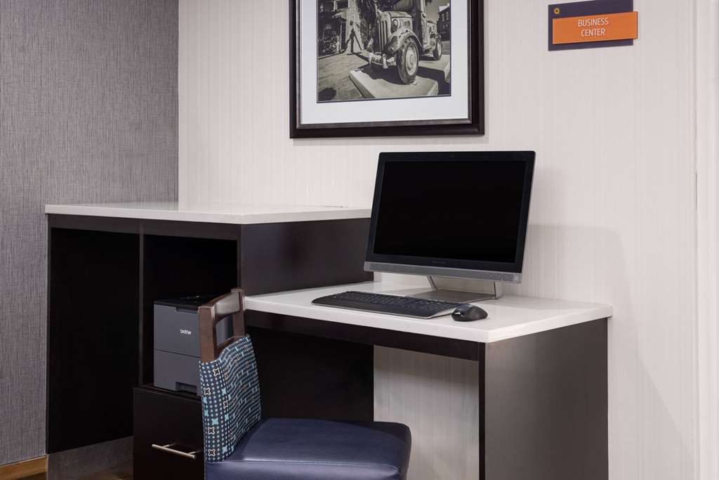La Quinta Inn & Suites by Wyndham Atlanta South Newnan - photo 46