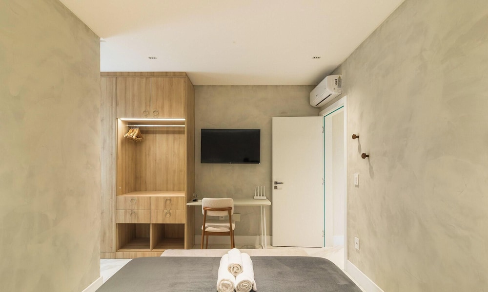 Fully Equipped Stays Just Steps From the sea in Pereque Mtrs