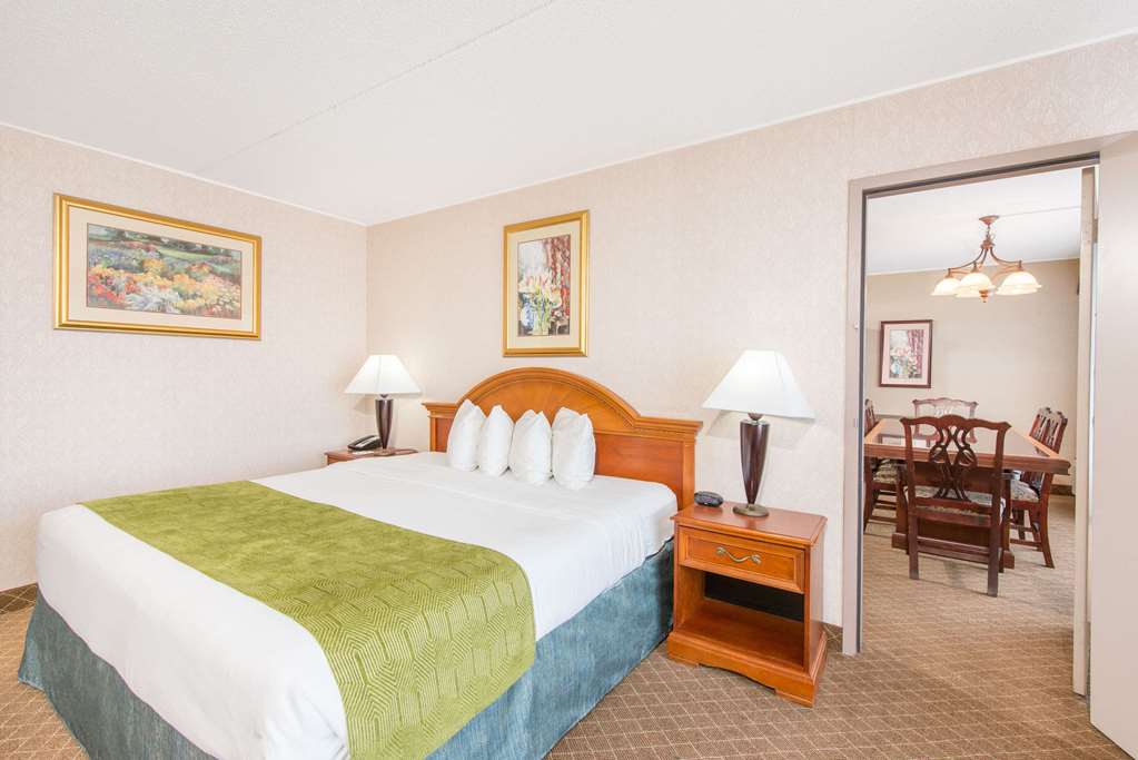 Ramada by Wyndham Cumberland Downtown - photo 32