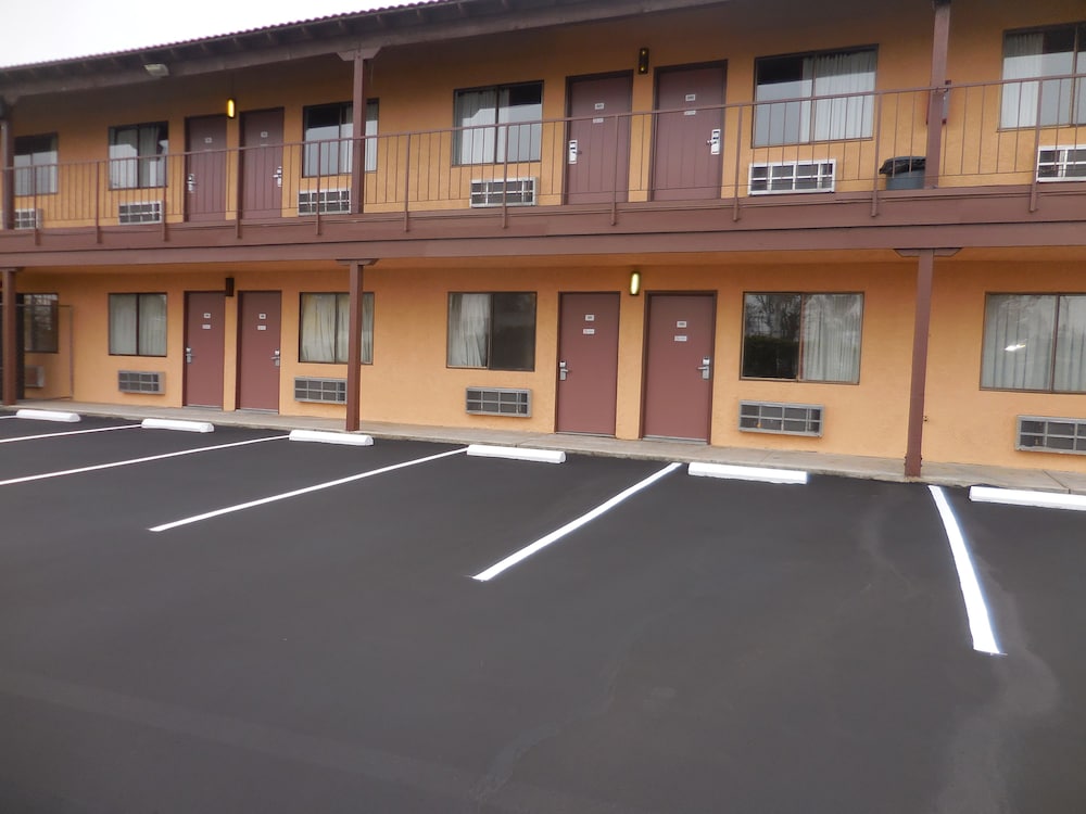 Best Economy Inn n Suites - photo 32