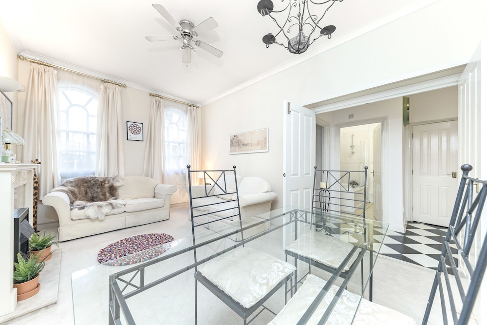 Spacious Apartment in Trendy Islington — 4-Star Luxury Hotel in London, United Kingdom