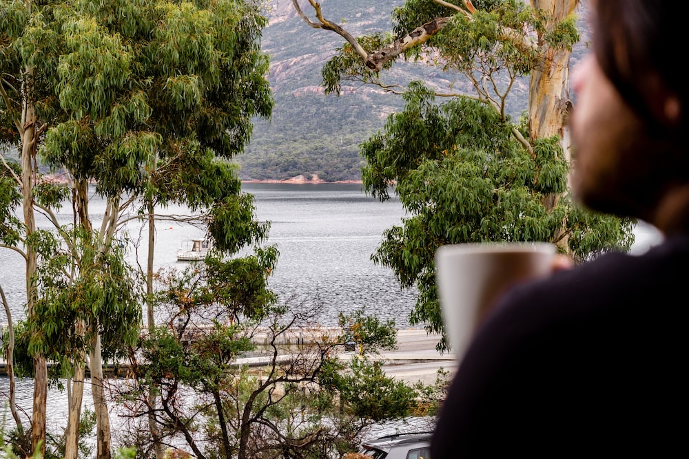 Freycinet Cottage 2 Dolerite — 4-Star Luxury Hotel in Coles Bay, Australia