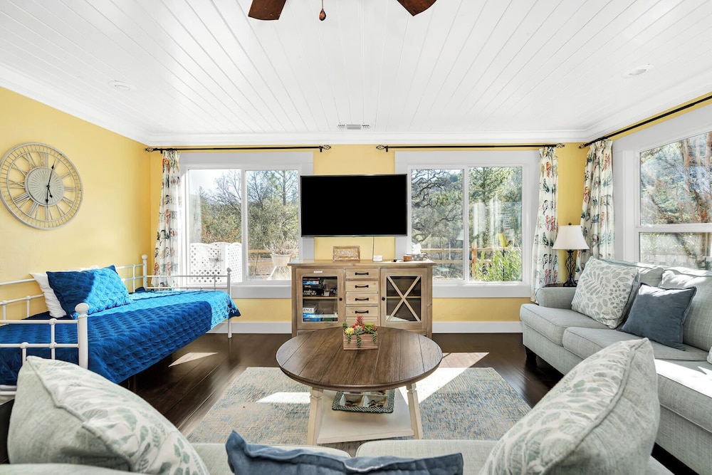 Awesome Views Game Room Hot Tub and More — 4-Star Luxury Hotel in Oakhurst, United States