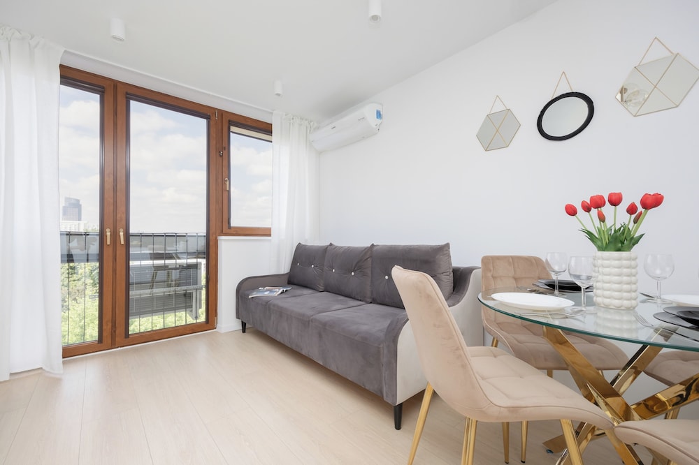 Capitol Bright Apartment in Central Warsaw by Noclegi Renters — 4-Star Luxury Hotel in Warsaw, Poland