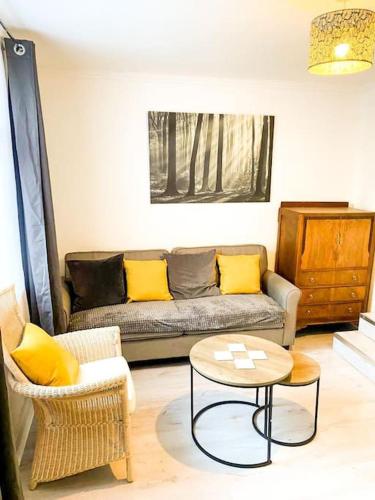 Gravesend 2 Bedroom Spacious Stylish Apartment Sleeps upto 6 2 Min Walk to Station — 4-Star Luxury Hotel in Gravesend, United Kingdom