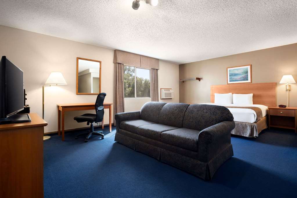 Super 8 by Wyndham Lincoln North - photo 36