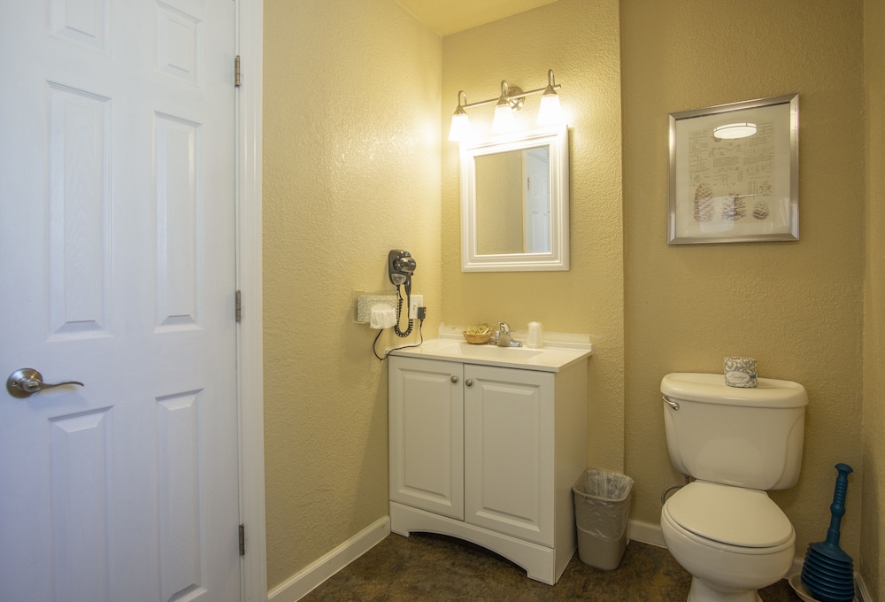 Charm Motel & Suites - photo 23