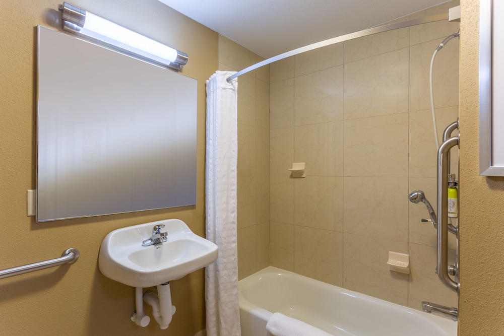 Candlewood Suites Airport by IHG - photo 19