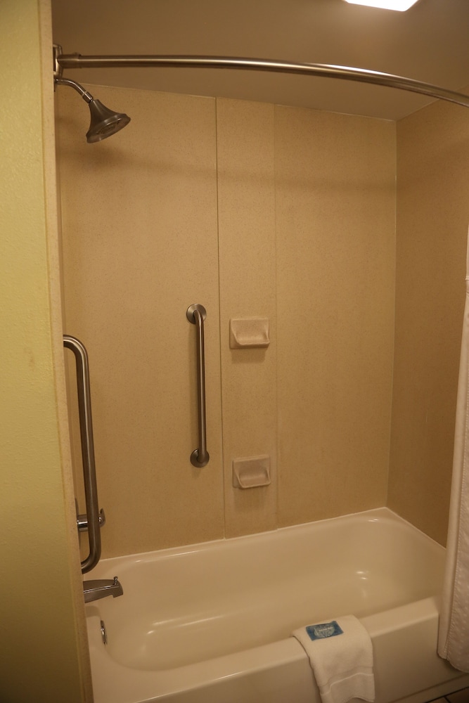 Holiday Inn Express Hotel & Suites Cleveland - photo 24