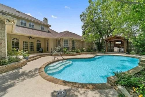 Amazing Luxury 5 Bedrooms Home with Private Pool — 4-Star Luxury Hotel in Richardson, United States