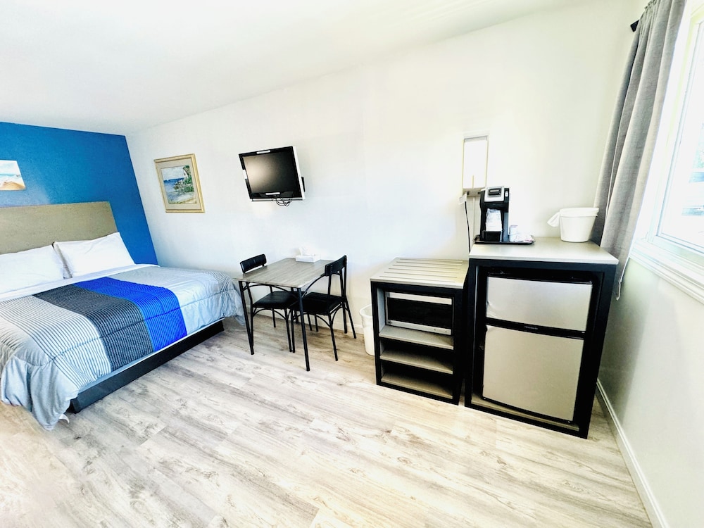 Blue Spruce Motel & Townhouses - photo 21