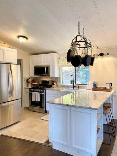 B B Ranch Cottage Heart of Gold Country HOT TUB — 4-Star Luxury Hotel in Salem, United States