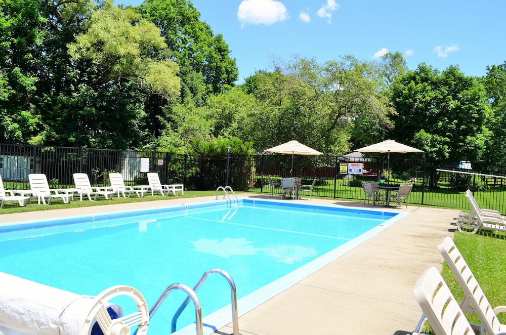 Maple Terrace Motel — Williamstown