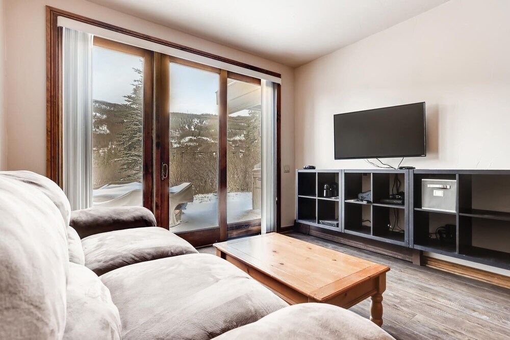 3BR Townhome Walk to Slopes & Kids Ski Free by Redawning - photo 6